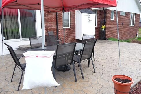 Trash-Ease-Canopy 1 بوصة - حامل أكياس القمامة المحمول - لخيمة المظلة. رائعة للاستخدام في: التخييم، والتخييم، وحجم كيس القمامة برباط 13 جالون، لا حاجة لأي أدوات (13 جالونًا أسود وأسود) in Kuwait