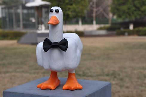 هدية مضحكة للبط بالإصبع الأوسط لديكور المكتب - ديكور بطة دجاج ملتوي مع إيماءة الإصبع الأوسط in Kuwait