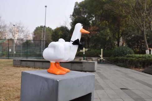 هدية مضحكة للبط بالإصبع الأوسط لديكور المكتب - ديكور بطة دجاج ملتوي مع إيماءة الإصبع الأوسط in Kuwait