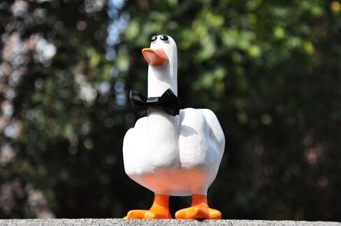 هدية مضحكة للبط بالإصبع الأوسط لديكور المكتب - ديكور بطة دجاج ملتوي مع إيماءة الإصبع الأوسط in Kuwait