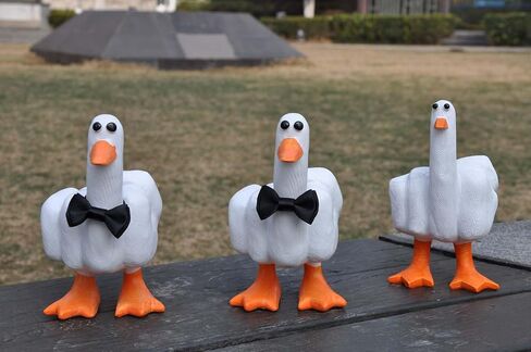 هدية مضحكة للبط بالإصبع الأوسط لديكور المكتب - ديكور بطة دجاج ملتوي مع إيماءة الإصبع الأوسط in Kuwait