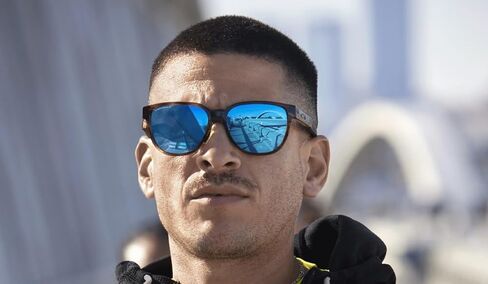 نظارة شمسية Oakley Actuator بلون سلحفاة بني غير لامع مع عدسة مستقطبة Prizm Sapphire 57 ملم + حافظة صلبة in Saudi Arabia