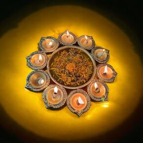 آكراتي أورلي الجميلة مع لوتس ضياء| وعاء تقليدي من النحاس الأصفر لتزيين الزهور| وعاء احتفالات نحاسي هندي مصنوع من النحاس تحفة ديكور عرقية (أصفر) in Kuwait