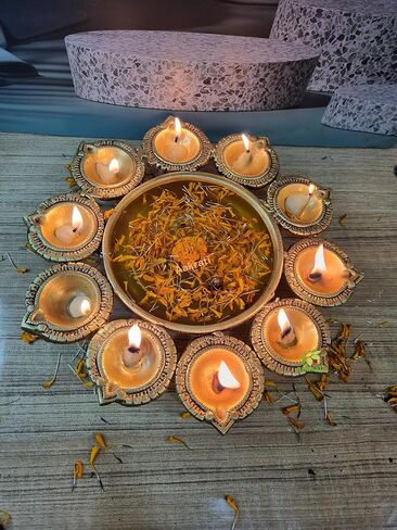 آكراتي أورلي الجميلة مع لوتس ضياء| وعاء تقليدي من النحاس الأصفر لتزيين الزهور| وعاء احتفالات نحاسي هندي مصنوع من النحاس تحفة ديكور عرقية (أصفر) in Kuwait