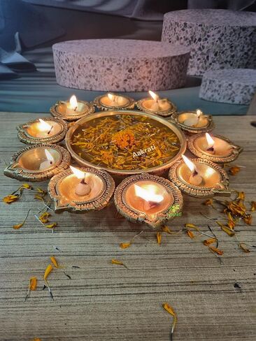 آكراتي أورلي الجميلة مع لوتس ضياء| وعاء تقليدي من النحاس الأصفر لتزيين الزهور| وعاء احتفالات نحاسي هندي مصنوع من النحاس تحفة ديكور عرقية (أصفر) in Kuwait