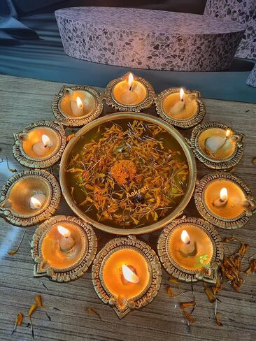 آكراتي أورلي الجميلة مع لوتس ضياء| وعاء تقليدي من النحاس الأصفر لتزيين الزهور| وعاء احتفالات نحاسي هندي مصنوع من النحاس تحفة ديكور عرقية (أصفر) in Kuwait