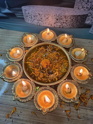 آكراتي أورلي الجميلة مع لوتس ضياء| وعاء تقليدي من النحاس الأصفر لتزيين الزهور| وعاء احتفالات نحاسي هندي مصنوع من النحاس تحفة ديكور عرقية (أصفر) in Kuwait