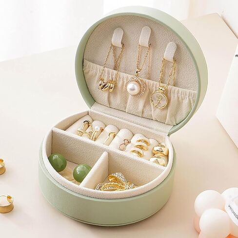 منظم حقيبة مجوهرات السفر، صندوق حامل تخزين لعرض المجوهرات قابل للطي بطبقة مزدوجة من البولي يوريثان للأقراط والقلائد والخواتم والأساور ودبابيس (وردي) in Kuwait