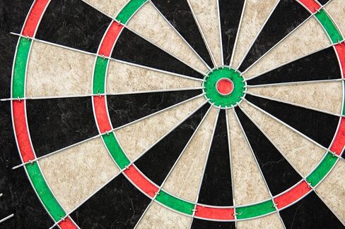 مجموعة خزانة Unicorn Oxford Dartboard - لوح ذو شعيرات بالحجم الرسمي - حلقة أرقام معدنية قابلة للتدوير - لوح سيزال ذاتي الشفاء - أسلاك مقسمة معدنية مستديرة - خزانة مصقولة سوداء مع حماية للحائط in Kuwait