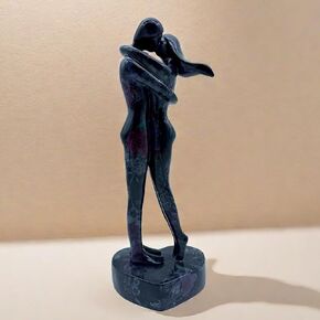 10.5 Inch Couple Sweethearts Lover Hug Kissing Statue Figurine Sculpture Resin Collectible Gifts for Office Home Decor Desk Accessories Decoration Figurines (Black)
