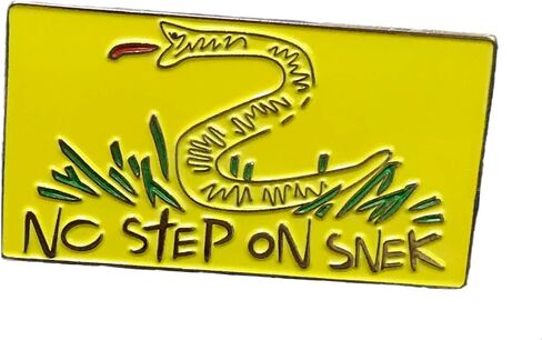 شارة معدنية تحمل شعار No Step on Snek Gadsden Flag Meme Parody 1.5 بوصة طية صدر السترة المينا دبوس شارة معدنية in Saudi Arabia