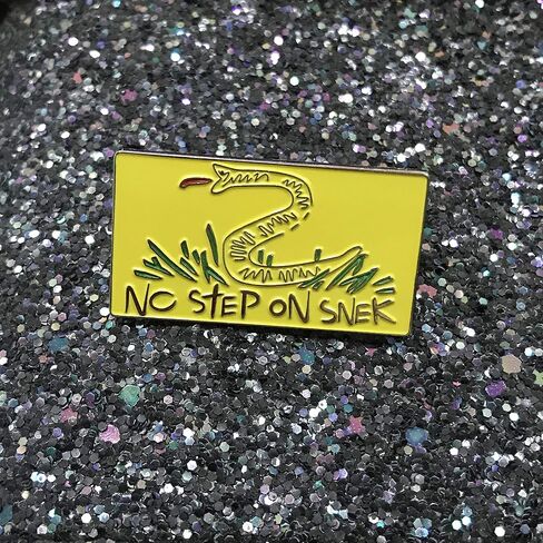 شارة معدنية تحمل شعار No Step on Snek Gadsden Flag Meme Parody 1.5 بوصة طية صدر السترة المينا دبوس شارة معدنية in Saudi Arabia