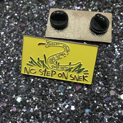 شارة معدنية تحمل شعار No Step on Snek Gadsden Flag Meme Parody 1.5 بوصة طية صدر السترة المينا دبوس شارة معدنية in Saudi Arabia