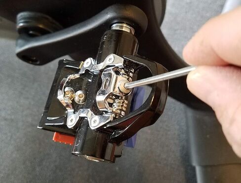 دواسة دراجة دوارة للتمرين الداخلي من أجل SPD وDelta مع منصة أحذية رياضية قابلة للإزالة - مشابك/مرابط لأصابع القدم - دواسات بيلوتون لجميع الأحذية - أقفاص لأصابع القدم لبيلوتون ودواسة التمرين. ليس للدراجة الخارجية in Kuwait