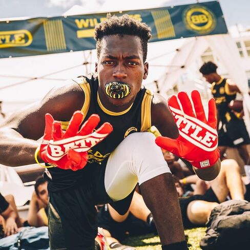 قفازات الاستقبال للبالغين من Battle Triple Threat in Kuwait