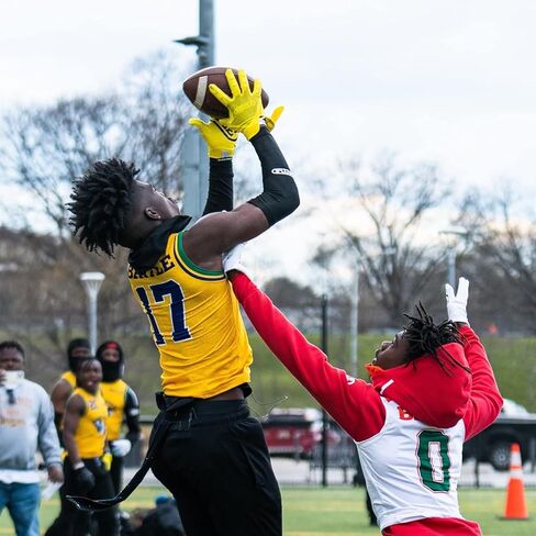 قفازات الاستقبال للبالغين من Battle Triple Threat in Kuwait