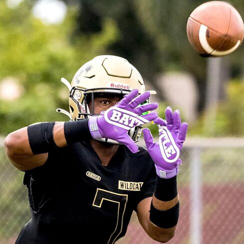 قفازات الاستقبال للبالغين من Battle Triple Threat in Kuwait