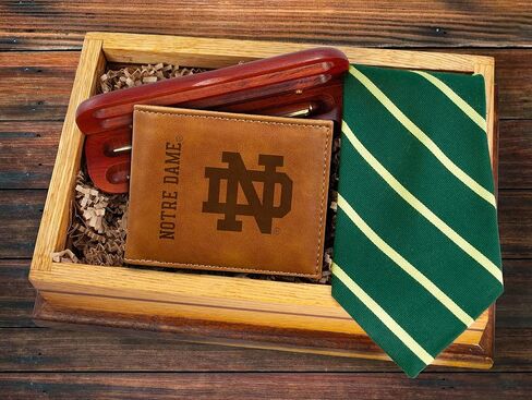 محفظة NCAA Notre Dame Fightin' Irish للرجال باللون البني - شعار الفريق الفاخر 10 جيوب منقوش بالليزر على جلد نباتي - تصميم بسيط، نافذة لبطاقة الهوية، حامل بطاقة الائتمان - هدية مثالية للرجال in Saudi Arabia