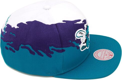 قبعة Mitchell & Ness Charlotte Hornets Paintbrush Snapback قابلة للتعديل HWC - أزرق مخضر/أرجواني/أبيض in Saudi Arabia