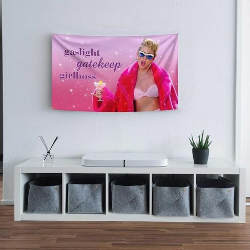 HuuUd Fun Poster Gaslight Gatekeep Girlboss Music Tapestry 3 × 5 أقدام معلقة نسيج الجدار مناسب للديكور المنزلي الداخلي والخارجي مثل صالات النوم المشتركة وغرف المعيشة وما إلى ذلك in Saudi Arabia