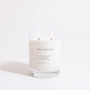 شمعة Brooklyn Candle Studio Brooklyn Escapist - شمعة معطرة فاخرة، شمع الصويا النباتي، مصبوب يدويًا في الولايات المتحدة الأمريكية، وقت حرق بطيء لمدة 70 ساعة - 13oz