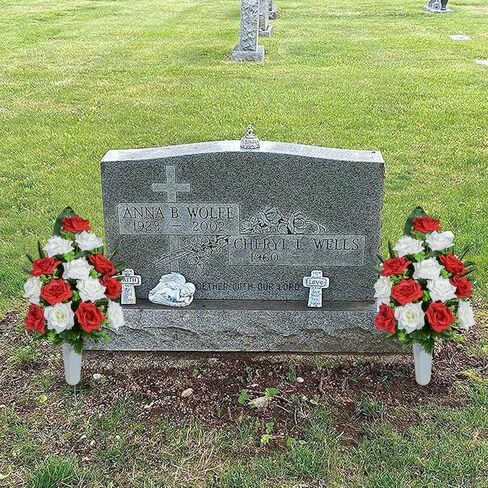 زهور المقبرة الاصطناعية XONOR، زهور الورد التذكارية، باقات زهور لتزيين القبر مع مزهرية لديكور شواهد القبور، مجموعة من 2 (أحمر وأبيض) in Kuwait