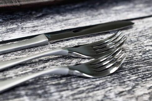 طقم أدوات فضية كنورك - طقم أدوات مائدة فضي غير لامع 20 قطعة - مجموعات أواني بتصميم مريح، طقم شوك وملاعق وسكاكين من الفولاذ المقاوم للصدأ 18/10 in Kuwait