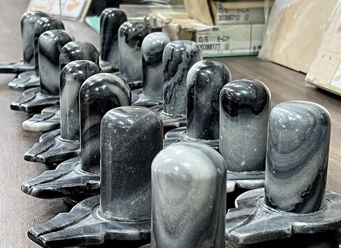 KLEO - تمثال Shivalingam Shivling Shiv Ling Idol من الحجر الأسود الطبيعي لديكور المنزل وبوجا - 3.5 سم in Kuwait