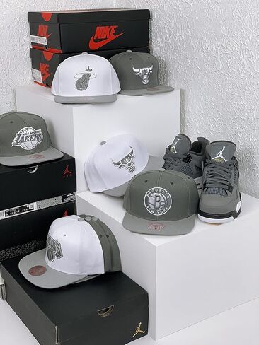قبعة Mitchell & Ness Knicks Snapback قابلة للتعديل - Retro 4 Cool Gray in Saudi Arabia