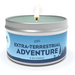 ET Extra-Terrestrial Adventure Candle Soy، مصنوعة يدويًا في الولايات المتحدة الأمريكية، رائحة دقيقة مثل رائحة قائمة انتظار الغابة في E.T. ركوب يونيفرسال ستوديوز أورلاندو إي.تي. البضائع (8 أونصة من القصدير)