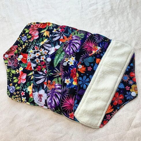 مجموعة 7 قطع من فوط الحيض القابلة لإعادة الاستخدام، بما في ذلك 1 قطعة حقيبة مبللة صغيرة + 6 قطع من فحم الخيزران وتدفق الضوء لباس داخلي بطانات مقاومة للماء من قماش ماما فوط صحية فوط الحيض in Kuwait