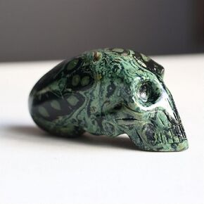 2.2" Yooperlite Aliens Skulls Hand Carved Flame Stone Skull Reiki Healing Stone StatueCrystal Elongated Skull Reiki Home Decoration (Yooperlite)