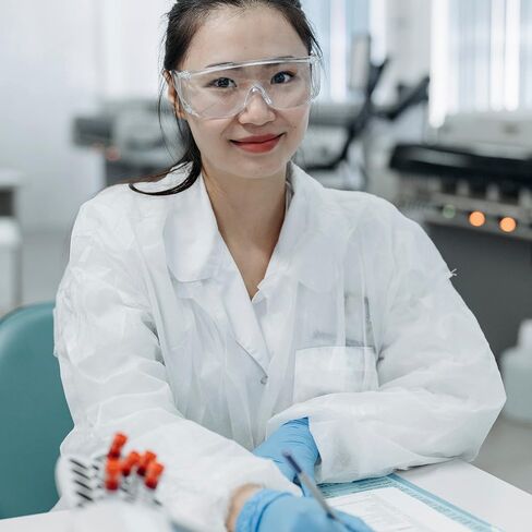 AMZ Medical Supply معطف مختبر أبيض للاستعمال مرة واحدة للنساء والرجال، مقاس كبير، عبوة مكونة من 10 معاطف مختبرية مغزولة منخفضة الوبر PP 30 GSM للبالغين مع معصمين مرنين، وأزرار أمامية، وجيوب in Kuwait