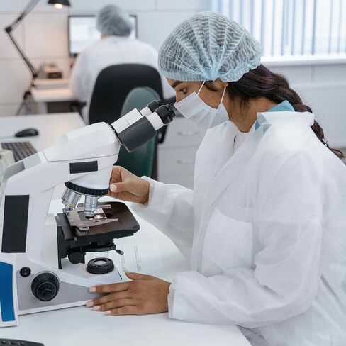 AMZ Medical Supply معطف مختبر أبيض للاستعمال مرة واحدة للنساء والرجال، مقاس كبير، عبوة مكونة من 10 معاطف مختبرية مغزولة منخفضة الوبر PP 30 GSM للبالغين مع معصمين مرنين، وأزرار أمامية، وجيوب in Kuwait