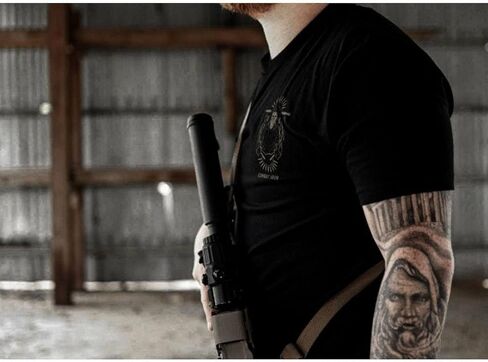 تي شيرت رجالي قصير الأكمام برسوم جرافيك من Combat Iron - صلي من أجل السلام، استعد للحرب in Kuwait
