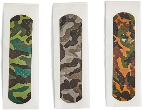 ضمادات 53561 Camo Fix من شركة Two's Company، 30 قطعة في صندوق هدايا مع 3 أنماط ألوان، بلاستيك، عرض 4.25 بوصة in Saudi Arabia