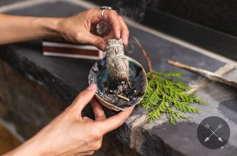 مجموعة التلطخ مع عصا تلطيخ Sage Smudge Shell Abalone Shell + دليل التلطخ من Indigenous Elder | تعليمات التلطخ المنزلي: كتاب إلكتروني ومقاطع فيديو للصلاة للتنظيف باستخدام مجموعة Sage Smudge Kit in Saudi Arabia