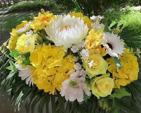 سرج زهرة شاهد القبر من هينومو للقبر، زهور المقبرة الاصطناعية، لون لا ينزف، ديكور خارجي من الوردة الصفراء والفاوانيا البيضاء التذكارية، سهل التركيب in Kuwait