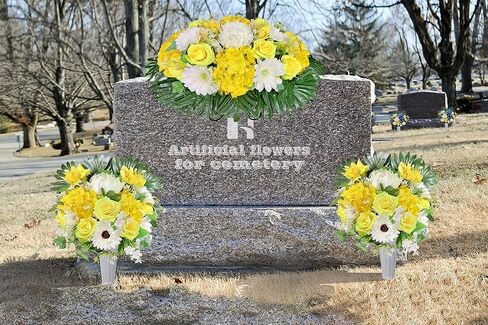 سرج زهرة شاهد القبر من هينومو للقبر، زهور المقبرة الاصطناعية، لون لا ينزف، ديكور خارجي من الوردة الصفراء والفاوانيا البيضاء التذكارية، سهل التركيب in Kuwait