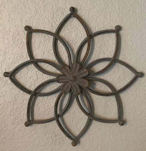 معرض ميشن جاليري مقاس 14 بوصة ديكور حائط على شكل زهرة معدنية صدئة كبيرة باللون الرمادي مع نمط عتيق قديم في مركز الأزهار in Kuwait