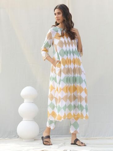 مجموعة كورتا ذا لوم مع بنطال للنساء بأكمام طويلة ملابس عرقية هندية ورقبة على شكل حرف V مطبوعة كورتي للبنات متعدد الألوان in Kuwait