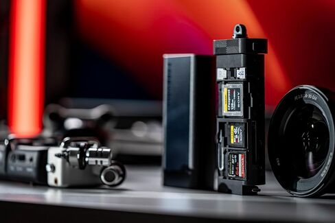 Freewell Pro Reader Versatile CF Express A,CF Express B, SD, and Micro SD Card Reader & Holder for Photography and Videography Professionals in Saudi Arabia