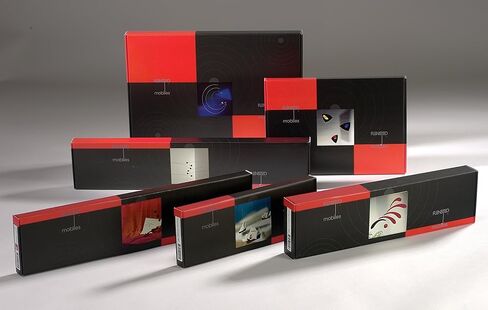 هاتف محمول معلق باللون الأحمر المتدفق - 18 بوصة - مصنوع يدويًا في الدنمارك بواسطة Flensted in Kuwait