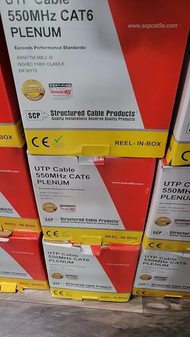 كابل Cat6 Plenum صلب 100% نحاسي 1000 قدم تم اختباره 23 AWG 550 ميجا هرتز لون أزرق UTP بكرة في صندوق كابل SCP ماركة in Saudi Arabia