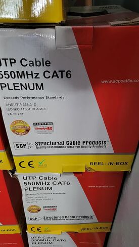 كابل Cat6 Plenum صلب 100% نحاسي 1000 قدم تم اختباره 23 AWG 550 ميجا هرتز لون أزرق UTP بكرة في صندوق كابل SCP ماركة in Saudi Arabia
