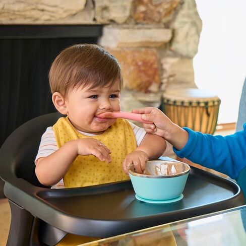 كرسي مرتفع للأطفال والرضع قابل للطي من Munchkin® Float™ - سهل التنظيف، صغير الحجم وخفيف الوزن، رائع للمساحات الصغيرة، أسود بأرجل خشبية in Kuwait