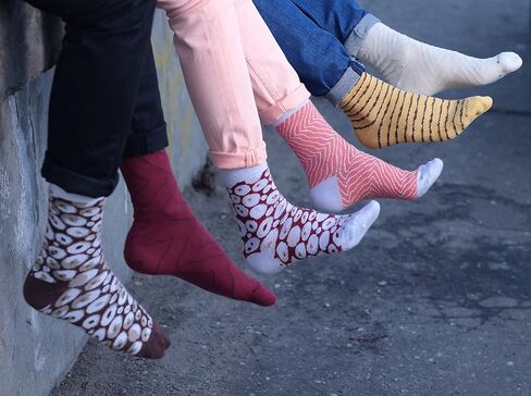 جوارب قوس قزح - للرجال والنساء - صندوق جوارب سوشي، سمك التونة والسلمون والخيار ماكي - 3 أزواج in Kuwait