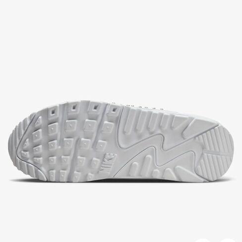 حذاء Nike Air Max 90 Futura للسيدات (FQ8888-100، أبيض/فضي معدني/كروم/بلاتيني ملون) مقاس 6 in Saudi Arabia