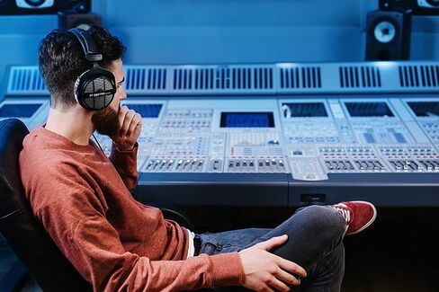 مجموعة سماعات الرأس Beyerdynamic DT 990 Pro 250 Ohm Open-Back Studio Mixing - تتضمن - حافظة ناعمة، ومقسم سماعة الرأس، والمزيد in Saudi Arabia