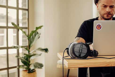 مجموعة سماعات الرأس Beyerdynamic DT 990 Pro 250 Ohm Open-Back Studio Mixing - تتضمن - حافظة ناعمة، ومقسم سماعة الرأس، والمزيد in Saudi Arabia
